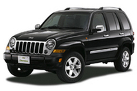 ラングラー（写真上）は“Jeep”ロゴ付きステッカーと“Sahara Plus”ステッカー。チェロキーにはオリジナルエンブレムを装着する。