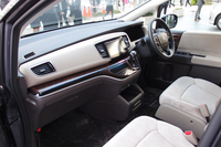 運転席まわりの様子。
    