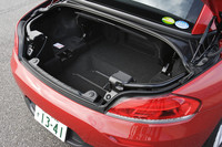 トランクルームの容量は310リッター。ルーフを収納すると180リッターまで減る。