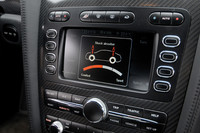 ノーマル比でサスペンションが3割ほど固められているという「スーパースポーツ」は、センターコンソールのダイヤル操作でその質を4段階に変えられる。同様に、車高を調節することもできる。