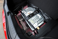 荷室の床下に搭載される、リチウムイオンバッテリー。ニッケル水素電池が用いられた従来モデルに比べ、モーターの出力はアップ（14ps→20ps）。より強力な発進・追い越し加速を実現したとされる。