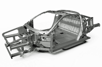 新型「NSX」のボディー骨格。場所によって素材を使い分けるだけでなく、新しい部材の製造方法を取り入れるなどして、軽量化と剛性の強化を図っている。