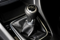 エンジン同様、こちらも完全新開発の6段マニュアルトランスミッション「SKYACTIV-MT」。軽量コンパクトな設計はもちろん、シフトフィールを追求してシフトレバーの長さやストロークを煮詰めたという、こだわりの逸品だ。