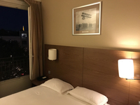 エッフェル搭を遠くに見やるホテルの客室には、ヴォワザン草創期の飛行実験写真が飾られていた。