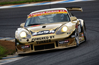 GT300クラスは、No.26 ユンケルパワー タイサン ポルシェ（谷口信輝/ドミニク・ファーンバッハー組）がスタート直後の1コーナーでトップに立ち、そのままチェッカーまで逃げ切った。