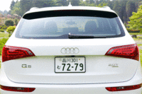 荷室の容量は540〜1560リッター。リアシートは荷室側のノブで倒すことができる。
写真をクリックするとシートの倒れるさまが見られます。