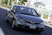 【スペック】
	ハイブリッドMX：全長×全幅×全高＝4540×1750×1435mm／ホイールベース＝2700mm／車重＝1290kg／駆動方式＝FF／1.3リッター直4SOHC8バルブ（95ps/6000rpm、12.5kgm/4600rpm）＋モーター（20ps/2000rpm、10.5kgm/0-1160rpm）／価格＝236万2500円（テスト車＝275万1000円／HDDインターナビシステム＋VSA＋サイドエアバッグシステム＝38万8500円）
	 