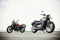 「トライアンフ・ボンネビルT120」（手前）と「ストリートツイン」（奥）。