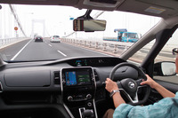 「プロパイロット」をオンにして高速道路を行く。システムの操作は、ステアリングホイールの右側スポーク上にあるスイッチを介して行う。