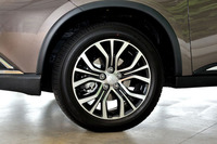 切削加工が施された新デザインのアルミホイールが採用された。タイヤサイズは従来と同じ225/55R18。