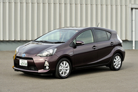 写真のテスト車「アクアG“ブラックソフトレザーセレクション”」のボディーカラーは、マイナーチェンジで追加された新色の「ディープアメジストマイカメタリック」。