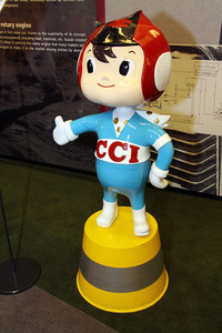 かつて2ストロークエンジンはガソリンにオイルを混ぜた混合燃料が使われていたが、スズキは独自の分離給油機構を開発し、1965年から市販車に採用した。この人形は、「CCI」（Cylinder Crankshaft Injection）と命名された機構のシンボルとして、販売店に置かれたマスコット「CCI坊や」である。