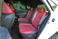 後席の広さは「クラストップ」とうたわれる。試乗車のシートカラーは“Fスポーツ”専用の「ダークローズ」。