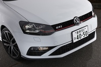 エクステリアでは新デザインのフロントバンパーが大きな特徴。テスト車にはオプションのLEDヘッドランプが装備されていた。
    