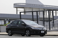 ホンダのコンパクトなハイブリッドセダン「グレイス」。2014年12月に発売された。デビュー時の価格は、195万円から240万9800円まで。