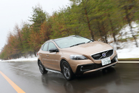 四輪駆動システムにはハルデックスのプレチャージ式電子制御AWDを採用する。