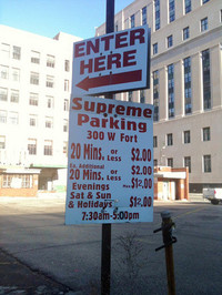 空き地の多くは時間制駐車場に。しかし、止めるクルマもまばらである。