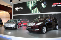 ビュイックのコンセプトカー「ビジネス」（右）と新型「ラクロス（君越）」（左）。