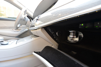 写真右手のグラブボックス内に見えるのは「パフュームアトマイザー」。これにより、車内で好みの香りが楽しめる。
    