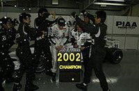 フォーミュラニッポン参戦6年目の悲願達成。ラルフ・ファーマンは、ディフェンディングチャンピオンの本山哲を破り、ドライバーズタイトルを手に入れた