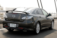 走行面では、アシスト特性の変更によるパワーステアリングのステアフィール向上と、前後サスペンションの減衰力を変えることで乗り心地の向上を図ったことがマイチェンの眼目。見えない部分を真摯（しんし）に磨いている。