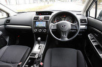 Aピラーを前方へ移動させたことにより、開放感が増したインテリア。ダッシュボードやセンターボックス、ドアトリムなどにはソフトな素材が採用されている。写真のナビゲーションシステムはディーラーオプション。