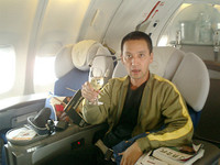 シャンパンでカンパーイ！　ブランド忘れたけど上等な奴でした。