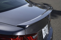 「Fスポーツ」はリアビューも個性的。トランクリッドには小型スポイラーが付き、リヤバンパーも専用品になる。