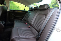 「パサートTSIハイライン」の後席。シートカラーはナチュラルブラウン（写真）とチタンブラックの2色から選べる。