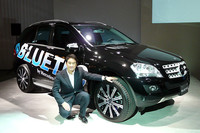 2年前より「メルセデス・ベンツE320 CDI」（先代モデル）に乗る、アルピニストの野口健氏。「どういうクルマに乗っているかということが、環境への取り組みの人に対するメッセージ」とコメント。今後は写真の「ML350ブルーテック 4マチック Limited for Seven Summits by Ken Noguchi」に乗って活動するという。