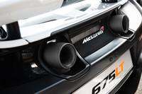 リアバンパーの上から突き出たテールパイプ。「675LT」の排気システムにはチタン製のパイプが使われており、左側のエキゾーストがV8エンジンの右バンクの排気を、右側のエキゾーストが左バンクの排気を受け持つ。