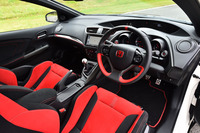 黒を基調に、赤を大胆に配したインテリア。