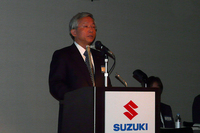今後の戦略について説明する、スズキ副社長の本田 治 四輪技術本部長。
    