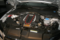 「S7スポーツバック」のエンジン。