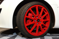 「トロフィーR」に装備されるスピードライン製の19インチレッドアロイホイールと、ハイグリップタイヤの「ミシュラン・パイロットスポーツカップ2」。