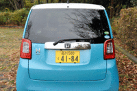 「4名乗車時の広さにこだわった」という荷室は、後席を起こした状態でも194リッターの容量を確保。リアゲートもFF車で地上高57.5cmと低く、楽に荷物の積み降ろしができる。