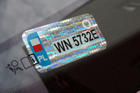 今日、ポーランドで登録されたすべての自動車に貼り付けられているステッカー。各種電子デバイスによる認識を容易にする。