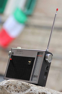 イタリアのわが家で今も現役のソニー製ラジオ「ソリッドステート11」。