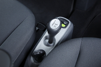 トランスミッションはシングルクラッチの5段ロボタイズドMT。シフトショックは相変わらずだが、シフトアップ時には変速のタイミングを見計らってアクセルを抜くと、スムーズに走らせることができる。
    