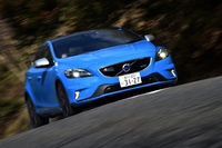 ワインディングロードで軽快なフットワークを披露する「V40 T5 R-DESIGN」。