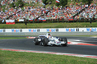 BMWザウバー勢は、ロバート・クビサ（写真）が8位入賞、ニック・ハイドフェルドは10位で完走した。目標の初優勝をカナダで達成し、コンストラクターズランキング3位の座はほぼ確実。BMWは、2強─フェラーリとマクラーレン─が今年のチャンピオンシップ争いで手が抜けないのを尻目に、既に2009年マシンの開発に注力しているとされる。（写真＝BMW）