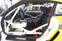 助手席が取り払われたシングルシーターで、室内にはロールケージが張りめぐらされている。