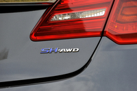 リアには最高出力37psのモーターを2基内蔵した「TMU（ツイン・モーター・ユニット）」を搭載しており、左右後輪を個別に制御することで、操縦安定性を高めている。