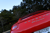 【スペック】911カレラ：全長×全幅×全高＝4500×1810×1305mm／ホイールベース＝2450mm／車重＝1410kg／駆動方式＝RR／3.4リッター水平対向6 DOHC 24バルブ（350ps/7400rpm、39.8kgm/5600rpm）／価格＝1145万円／テスト車＝1541万3000円（インテリアカラー＜プラチナグレー＞＝57万2000円／PASMスポーツシャシー＝43万9000円／スポーツクロノパッケージ＝35万8000円／ポルシェ・セラミックコンポジット・ブレーキ＝150万2000円／ポルシェ・トルク・ベクトリング＝23万2000円／20インチ スポーツデザインホイール＝31万6000円／カラークレストホイールセンターキャップ＝2万9000円／フロアマット＝3万2000円／シートヒーター＜フロント左右＞＝8万3000円／エレクトリックコントロールスポーツシート＝40万円）
    