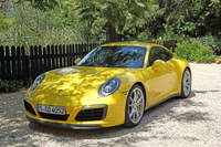 「911カレラ4」シリーズの見どころは、新型3リッターターボエンジンと、さらに迅速かつきめ細かく作動する4WDシステムにある。「カレラ4S」には後輪操舵（そうだ）機構の「アクティブ・リアアクスルステア」がオプション設定された。