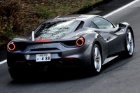 箱根のワインディングロードを行く「488GTB」。