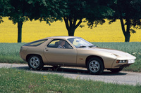 「ポルシェ928」
    1977年に「911」に代わるモデルになることを期待されて登場したグランドツアラー。水冷のV8エンジンをフロントに搭載し、トランスアクスルを介して後輪を駆動する。911の愛好者からは高い評価を受けることなく、1995年に生産が中止された。