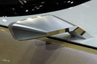 あえてフェンダーに取り付けたアウトサイドミラー。「アイディーエックス フリーフロー」はシルバー仕上げのエレガントな角形、「ニスモ」はブラック仕上げのスポーティーな砲弾型と使い分けている。
    