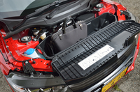 ルーフを閉じた状態では空きスペースとなるユーティリティーボックスだが、A4サイズ対応のブリーフケース（写真）でも収納するのは難しい。
    