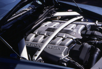 可変吸気／バルブタイミング機構などを備えないコンベンショナルな12気筒。潤滑システムもウェット式だ。